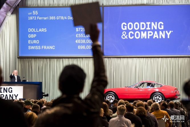 A bidder holds up a paddle as he makes a bid for a 1972 Ferrar 365 GTB/4 Daytona during the Gooding and Company auction at the 2016 Pebble Beach Concours d'Elegance in Pebble Beach, California, U.S., on Saturday, Aug. 20, 2016. Photographer: David Paul Morris/Bloomberg