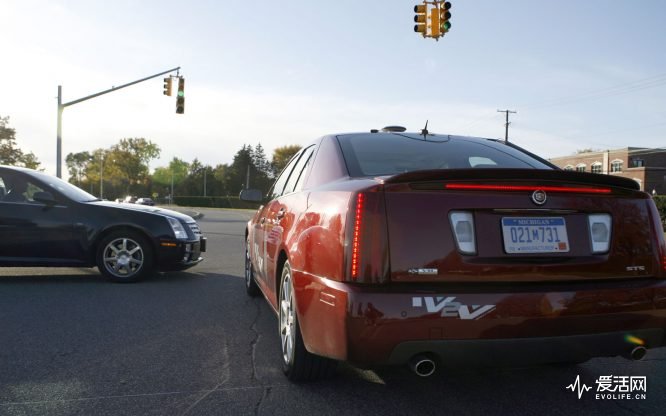 General Motors' portable transponder Vehicle to Vehicle (V2V) device, which debuted at the ITS World Congress in New York Monday, November 17, 2008, senses and warns of a potential collision between two cars at an intersection. (Photo by Jeffrey Sauger for General Motors)