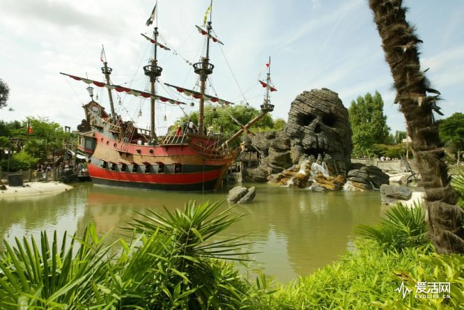 MARNE LA VALLEE, FRANCE - AUGUST 22: Adventure Isle is shown at Disneyland Paris August 22, 2002 in Marne la Vallee, France. After a rocky start ten years ago Disneyland Paris, formerly known as EuroDisney, is now one of Europe's most popular attractions. (Photo by Pascal Le Segretain/Getty Images)
