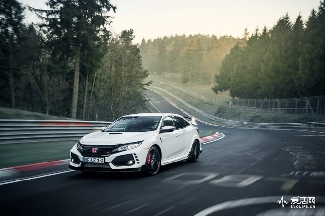 106406_2017_HONDA_CIVIC_TYPE_R_SETS_NEW_FRONT_WHEEL_DRIVE_LAP_RECORD_AT