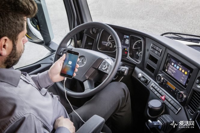 iPhone®-Integration im Mercedes-Benz Lkw mit Apple CarPlay™  ;iPhone® integration in Mercedes-Benz truck with Apple CarPlay™;