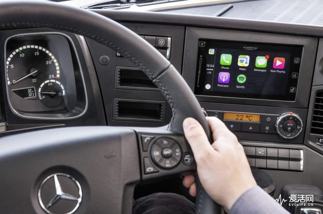 iPhone®-Integration im Mercedes-Benz Lkw mit Apple CarPlay™  ;iPhone® integration in Mercedes-Benz truck with Apple CarPlay™;