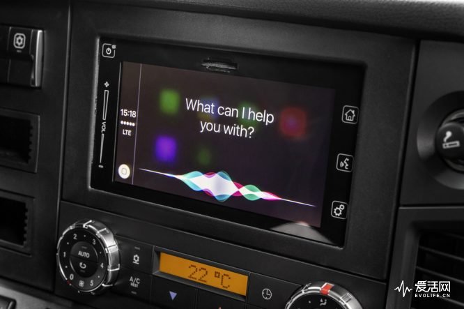 Multimedia Radio Touch und Apple CarPlay™ ermöglichen sichere Mobilkommunikation im Mercedes-Benz Lkw. Über MirrorLink™ können sich auch Android-Smartphone-Nutzer mit dem Radiosystem verbinden.  ;Multimedia Radio Touch and Apple CarPlay™ make safe mobile communication in the truck possible. Even so Android smartphone users can be connected via MirrorLink™ with the radio system. ;