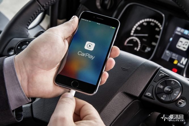 iPhone®-Integration im Mercedes-Benz Lkw mit Apple CarPlay™ ;iPhone® integration in Mercedes-Benz truck with Apple CarPlay™;