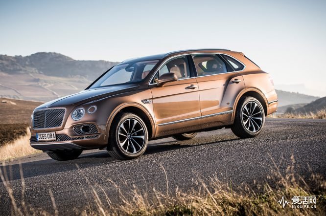 2017-Bentley-Bentayga-front-three-quarter-07