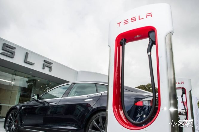 Tesla-Supercharger-With-Model-S-At-Tesla-Dealership