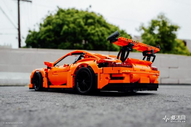 here-s-why-that-lego-porsche-911-gt3-is-actually-so-impressive-1476934355306-1000x667