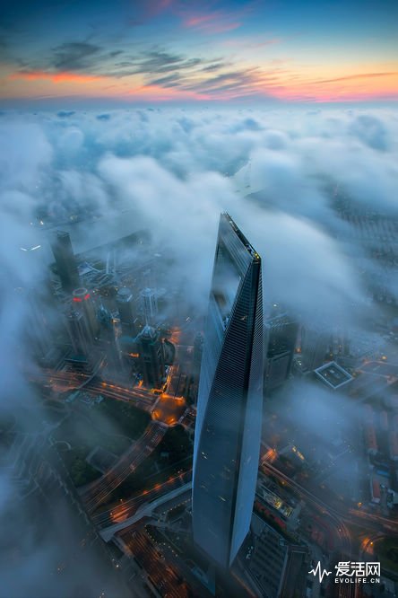 shanghai-world-financial-center-fog-sunset