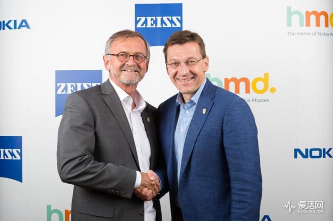 左Winfried Scherle蔡司执行副总裁兼消费光学主管 右Pekka Rantala HMD全球首席市场官