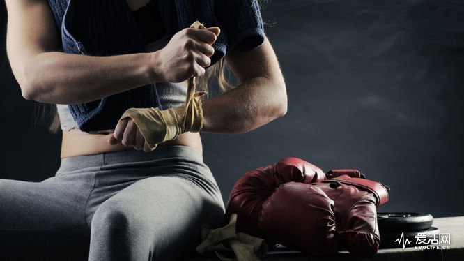 sport-girl-with-boxing-gloves_002