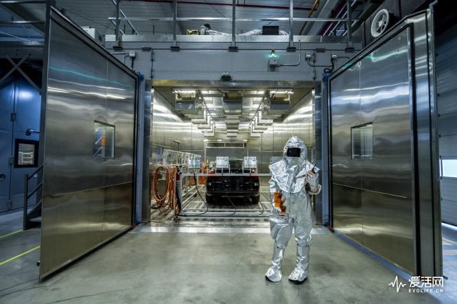 福特汽车工程师在进入全光谱环境实验室前需穿戴铝箔工作服以防止高温灼伤