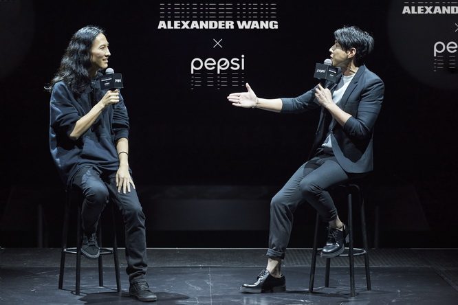 Alexander Wang与主持人现场互动