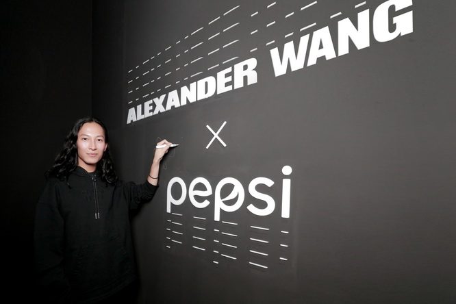 Alexander Wang在活动现场签名留念