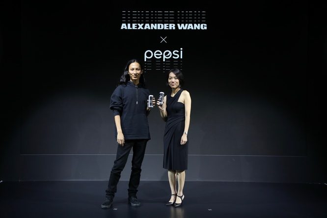 百事大中华区饮料品类高级总监叶莉女士与Alexander Wang